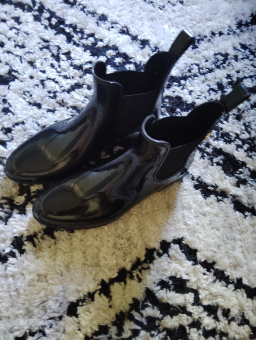Michael Kors Women’s Black Patent Leather Chelsea Ankle Boots Size 8 - Picture 3 of 5